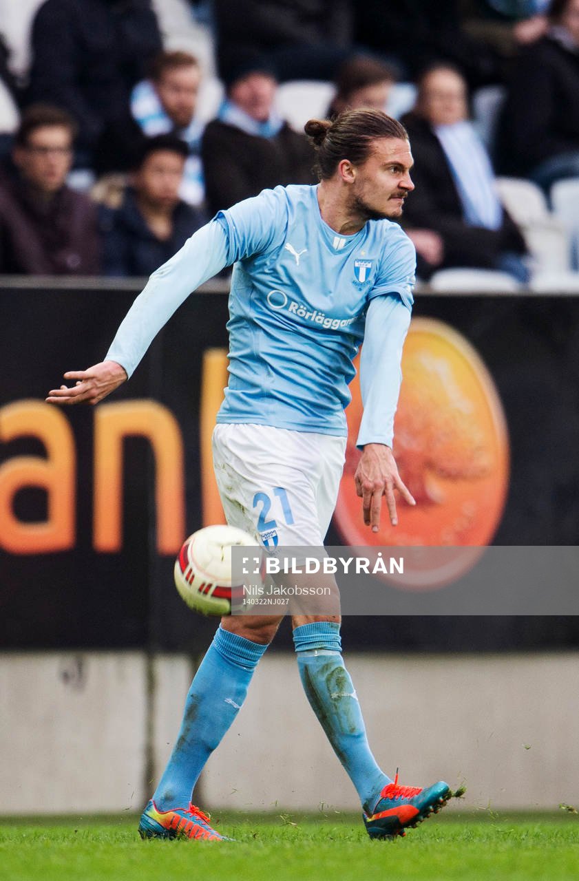 Malmö FFs Erik Johansson kastar bort bollen och får en