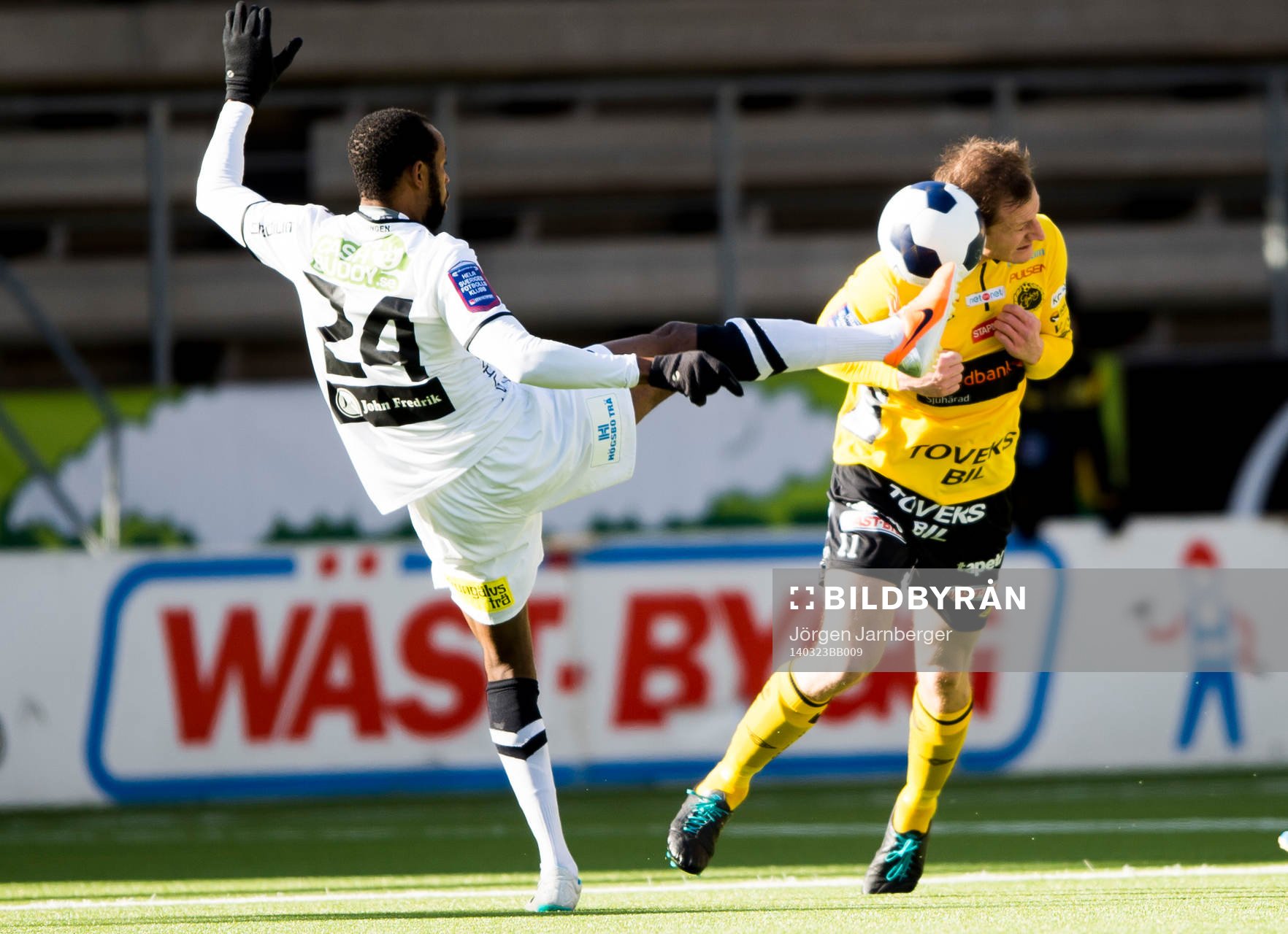 Kamp mellan Häckens Rene Makondele och Elfsborgs Daniel