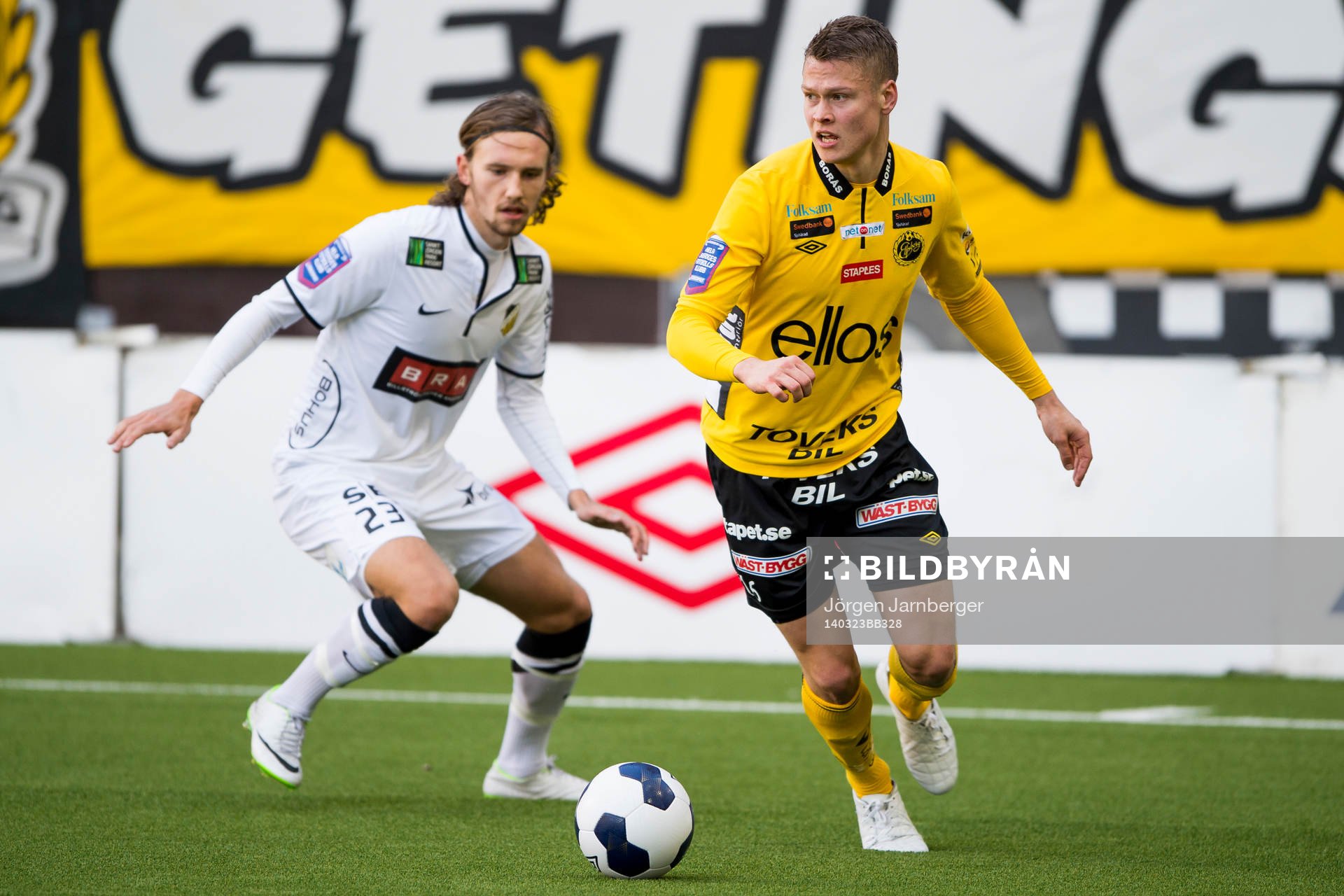 Elfsborgs Viktor Claesson med Häckens Simon Sandberg i