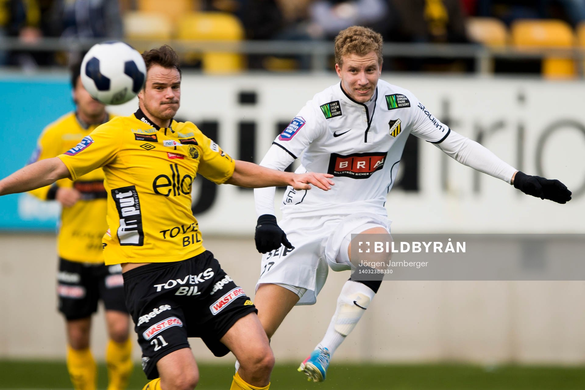 Häckens Simon Gustafson och Elfsborgs Henning Hauger i kamp