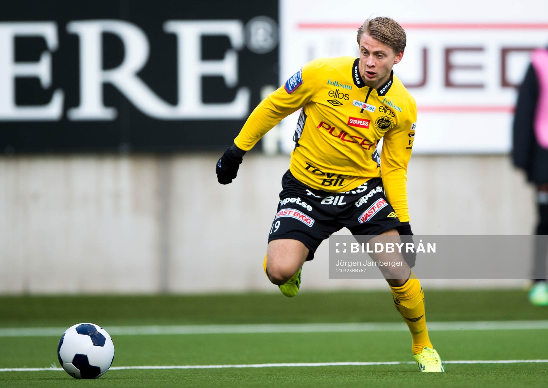 Elfsborgs Simon Hedlund tar sig förbi Häckens Dioh
