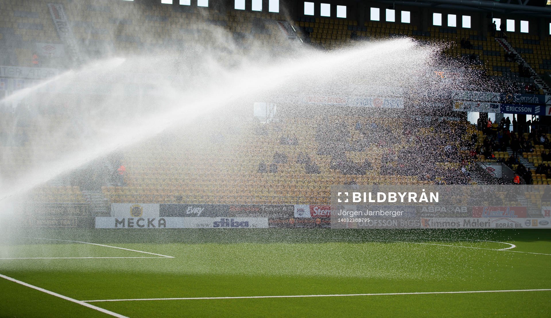 Vattning av konstgräs innan fotbollsmatchen i Svenska