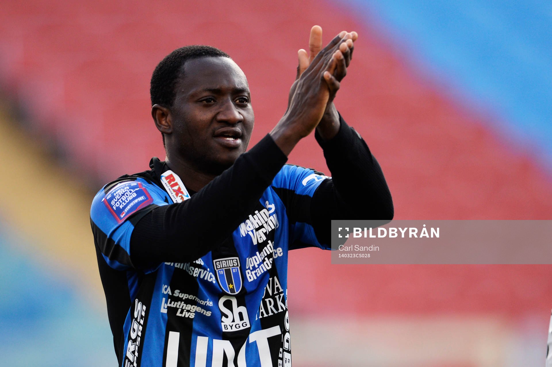 Sirius Moses Ogbu tackar publiken