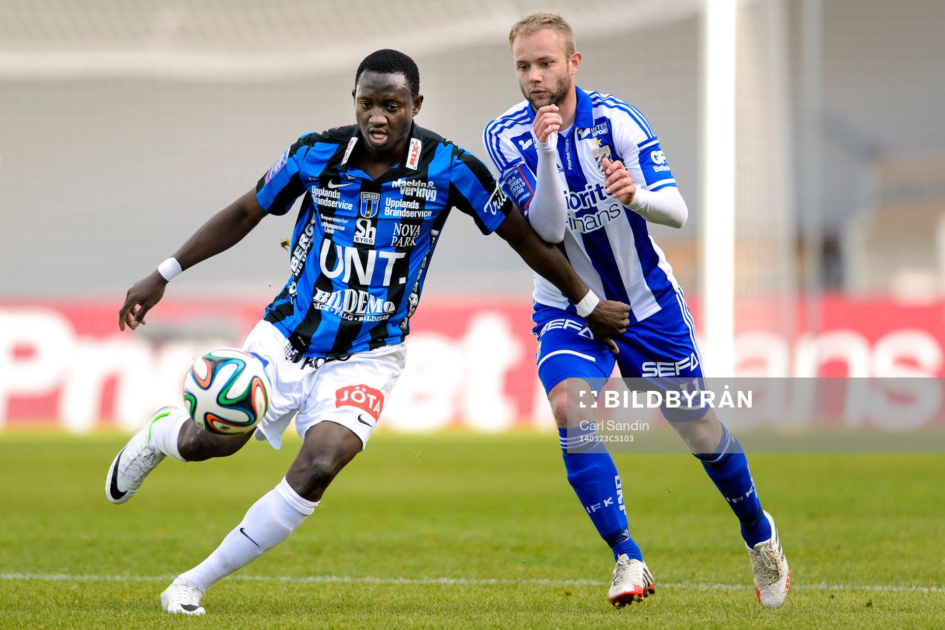 Sirius Moses Ogbu i närkamp med IFK Göteborgs Robin Söder under kvartsfinalen i Svenska Cupen mellan IFK Göteborg och Sirius den 23 mars 2014.