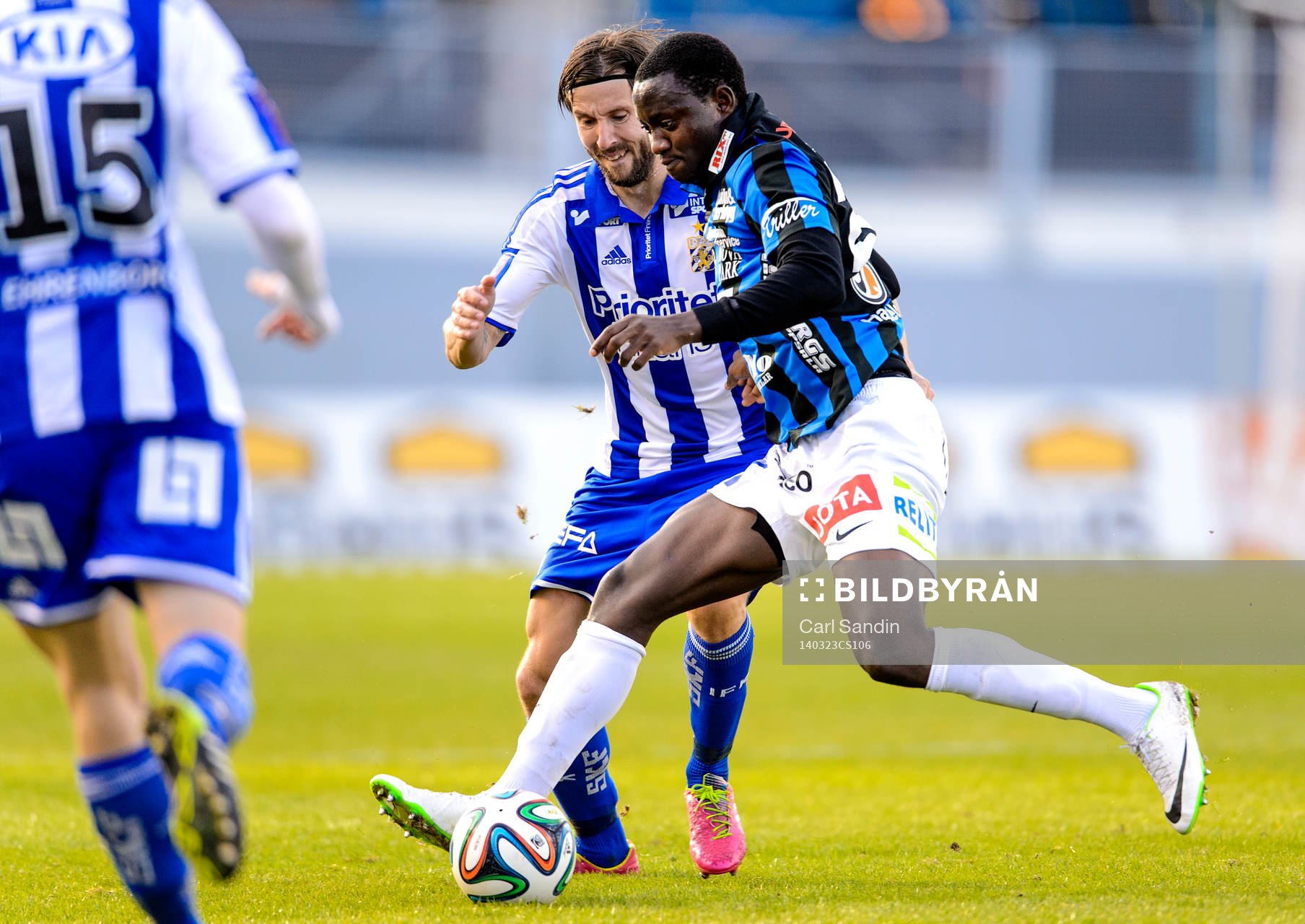 IFK Göteborgs Mattias Bjärsmyr i närkamp med Sirius Moses Ogbu under kvartsfinalen i Svenska Cupen mellan IFK Göteborg och Sirius den 23 mars 2014.