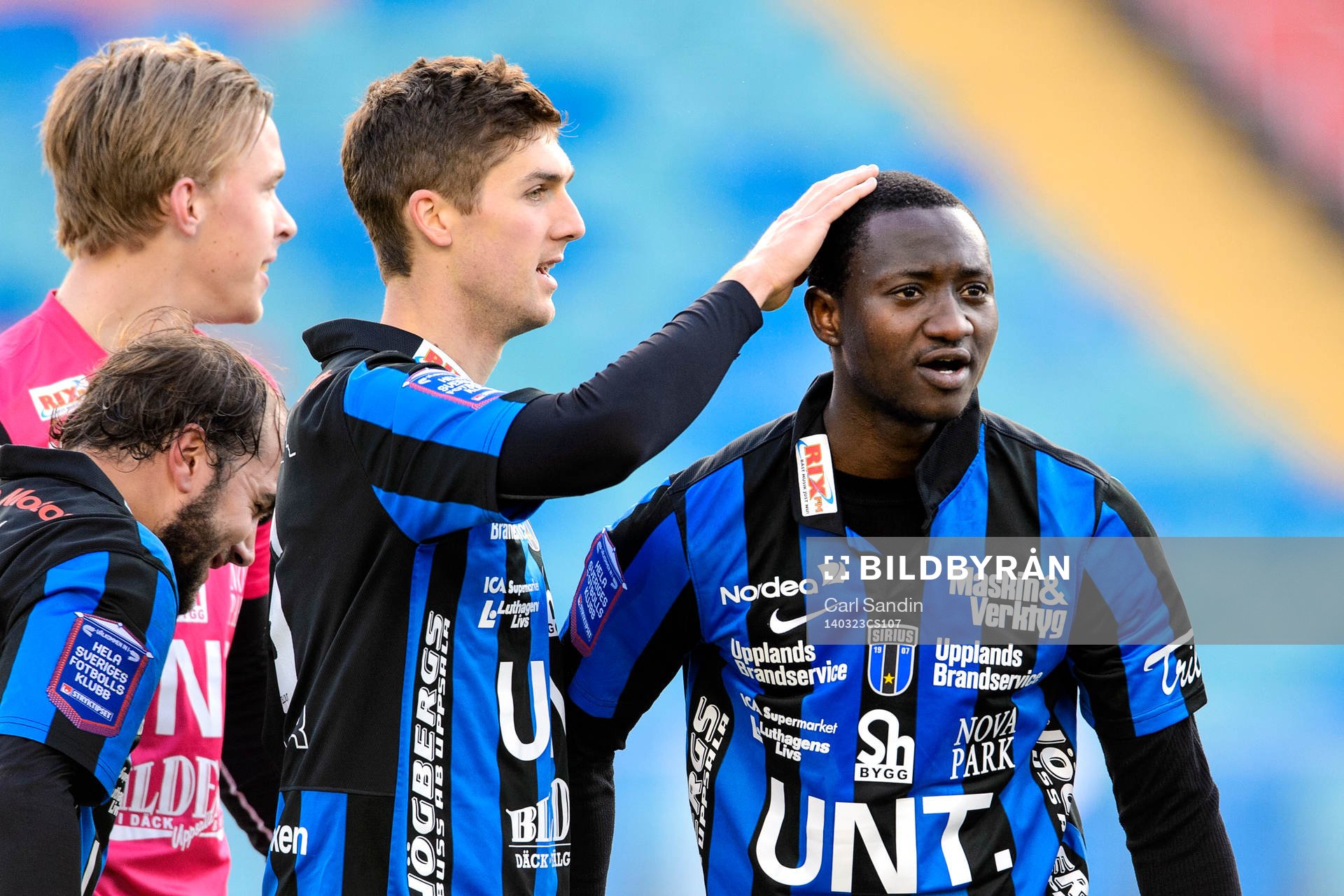Sirius Moses Ogbu firar med laget