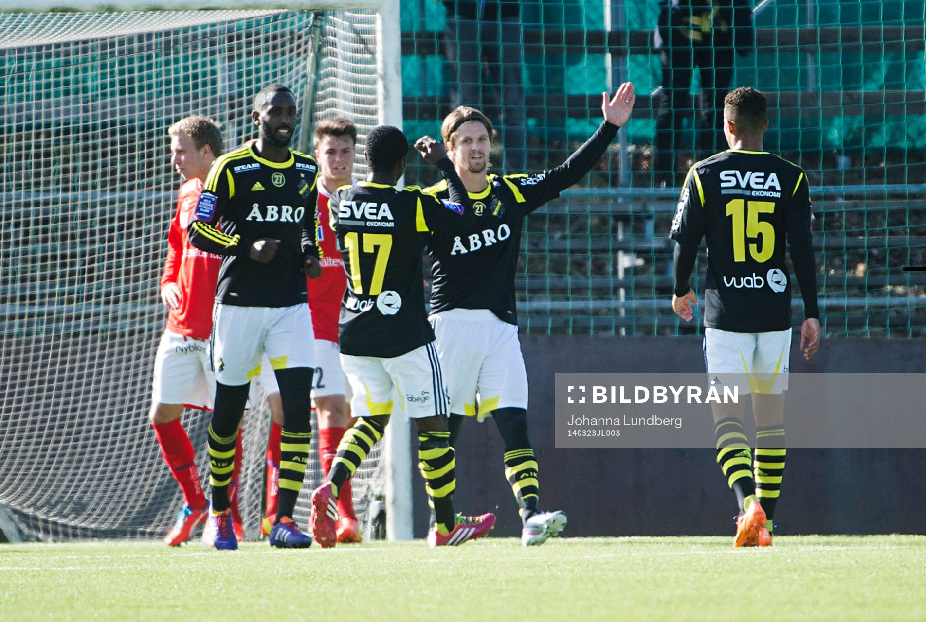 AIKs spelare jublar efter att Martin Lorentzon gjort 1-0