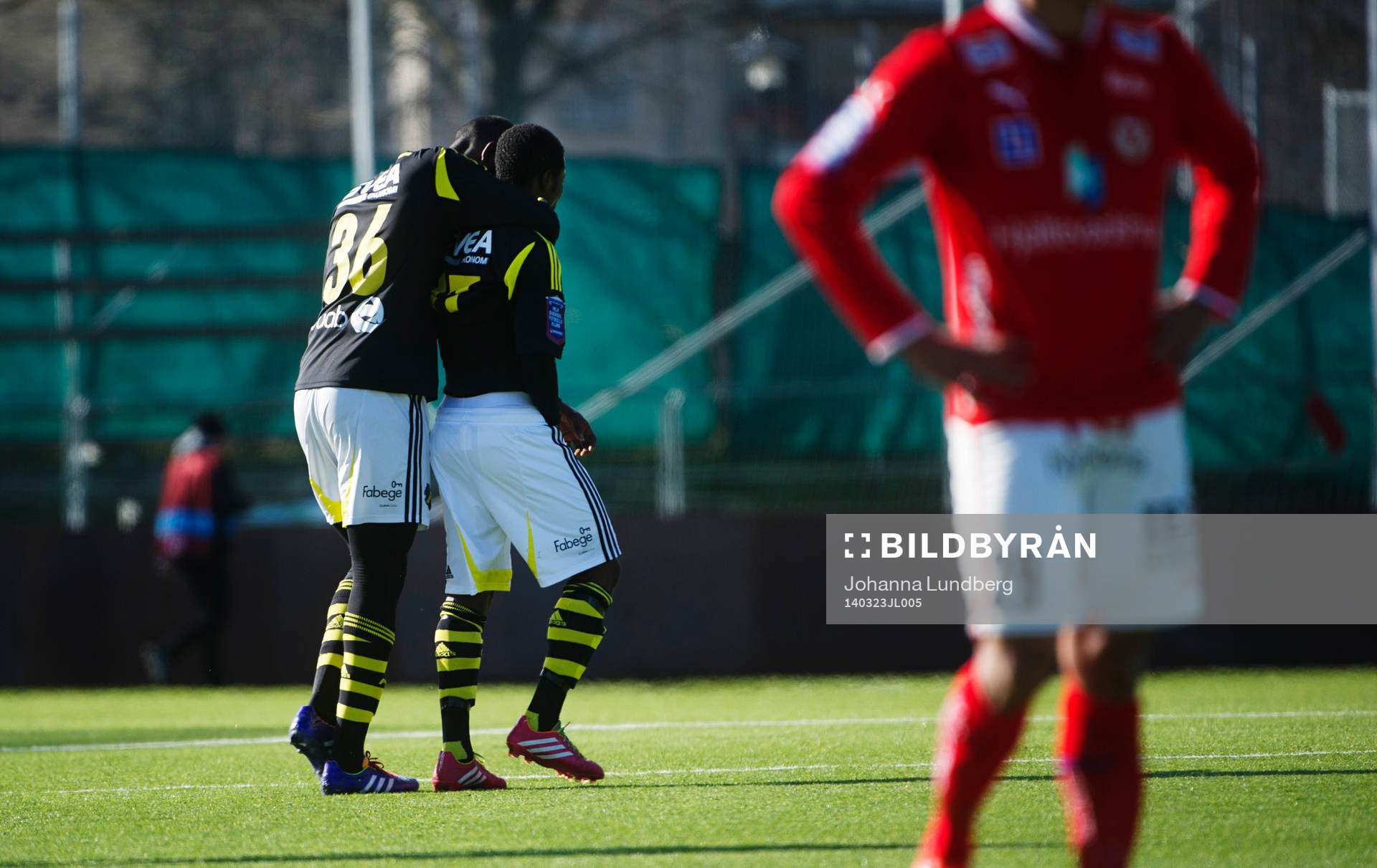 AIKs Ebenezer Ofori får ett rött kort  och kramas om av
