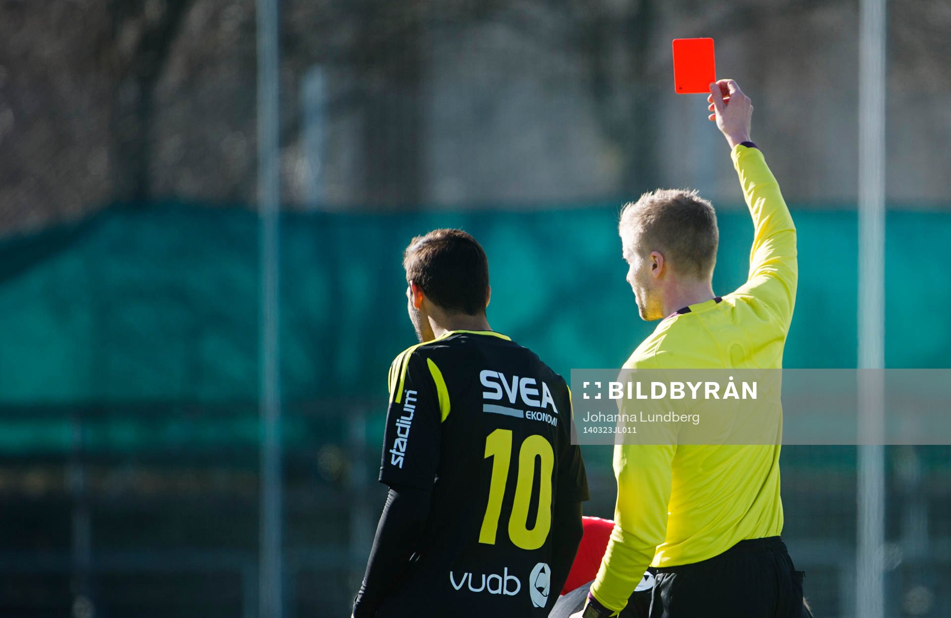 AIKs Ebenezer Ofori får ett rött kort