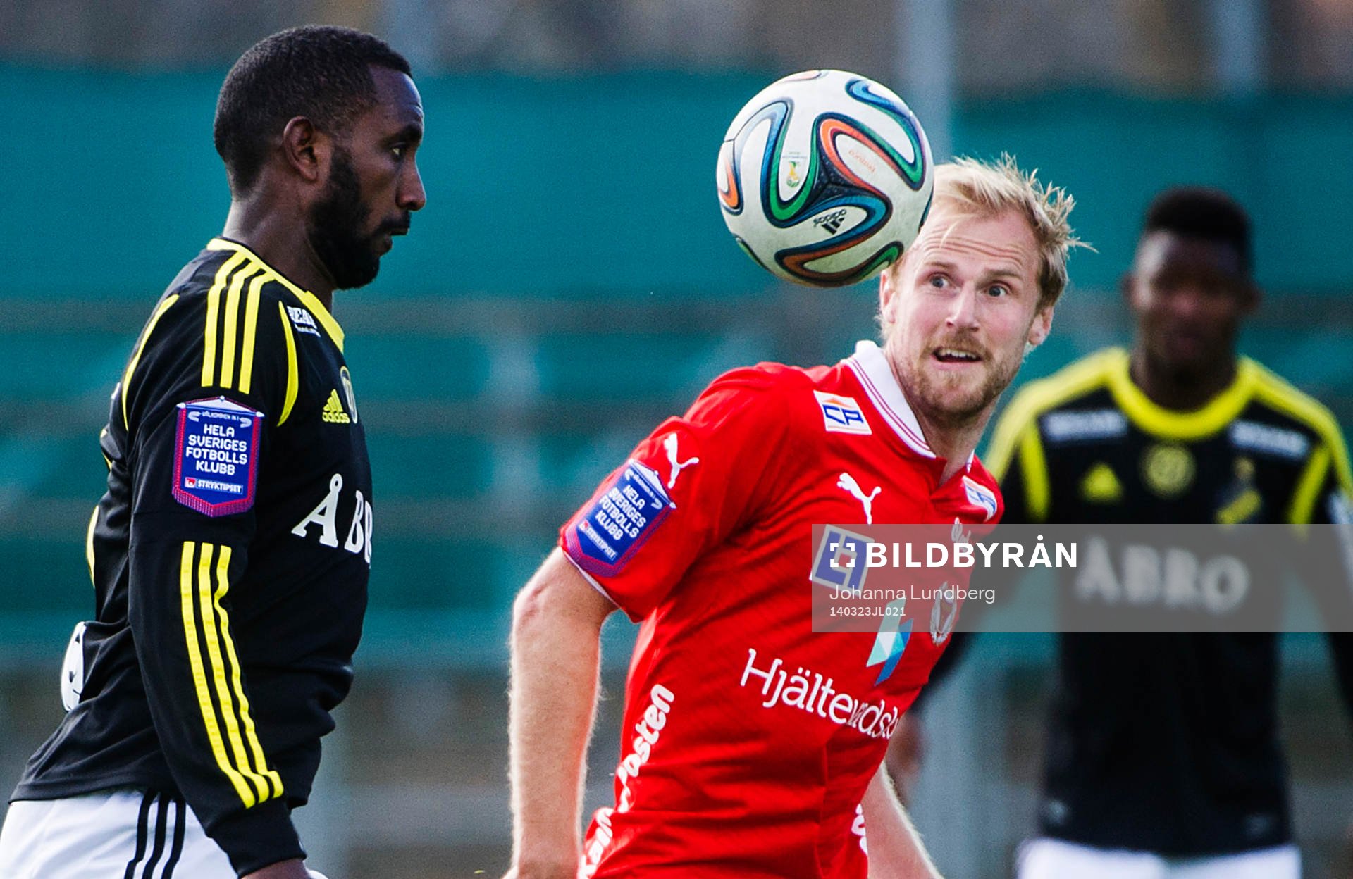 AIKs Henok Goitom och Kalmars  Markus Thorbjörnsson under en träningsmatch i fotboll mellan AIK och Kalmar den 23 mars 2014 i Stockholm.