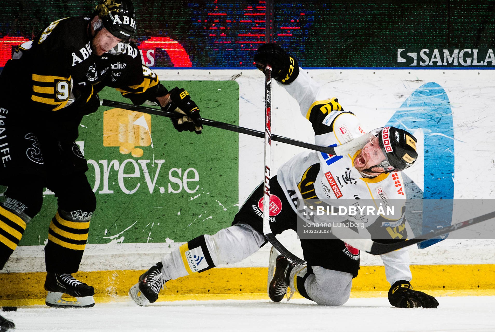 Västerås  Per Helmersson  skriker när han får en klubba