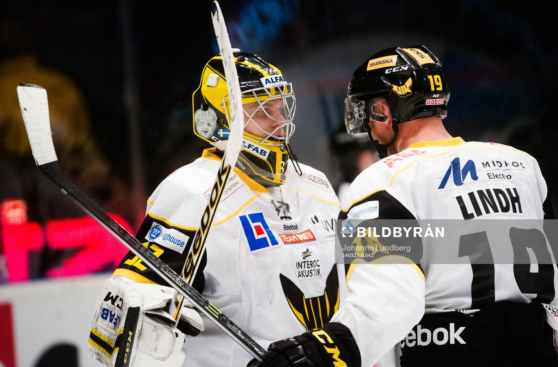 Västerås målvakt Jonas Fransson och Andreas Lindh jublar