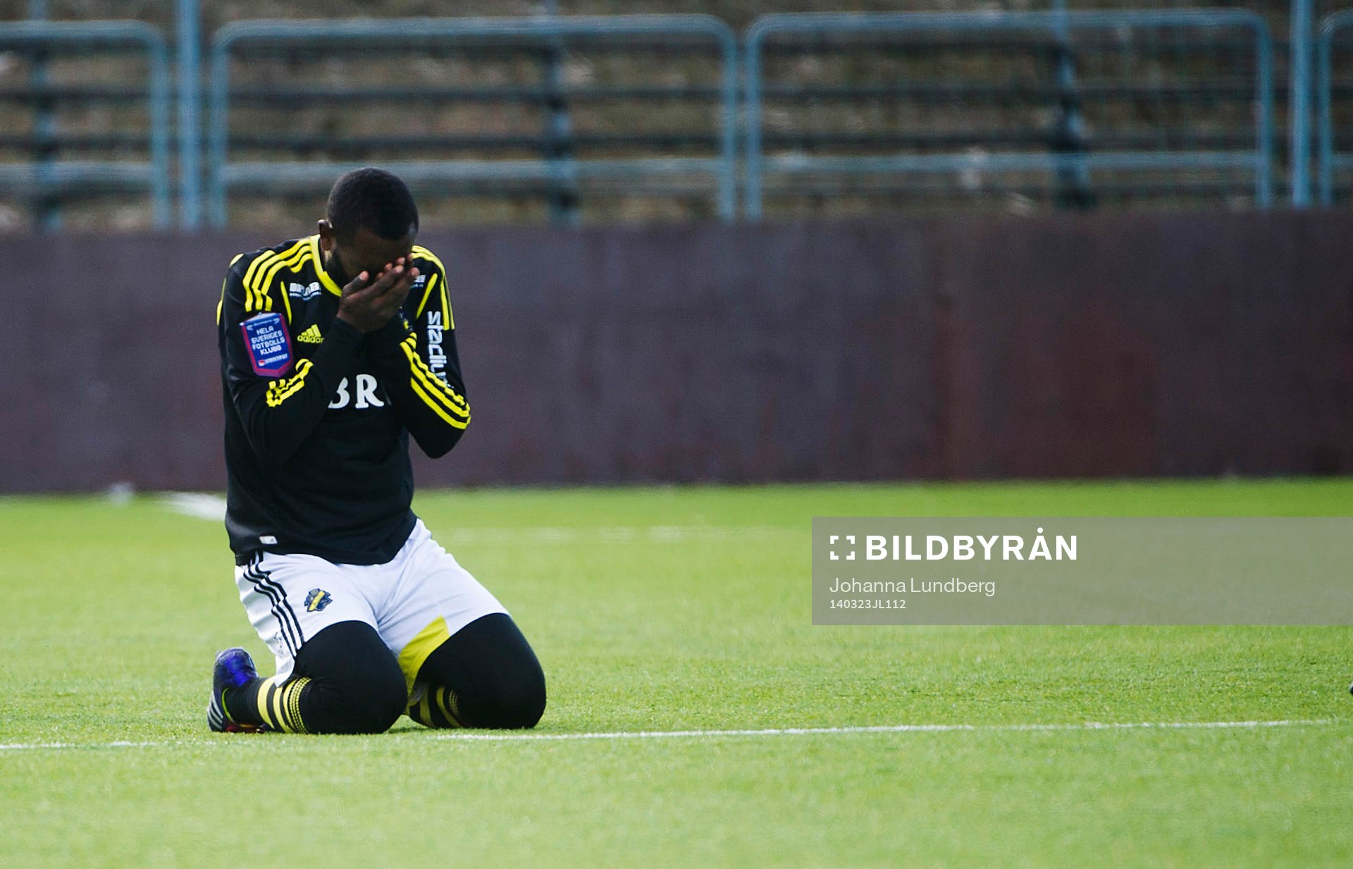 AIKs Henok Goitom tar sig för ansiktet efter en kollision under en träningsmatch i fotboll mellan AIK och Kalmar den 23 mars 2014 i Stockholm.