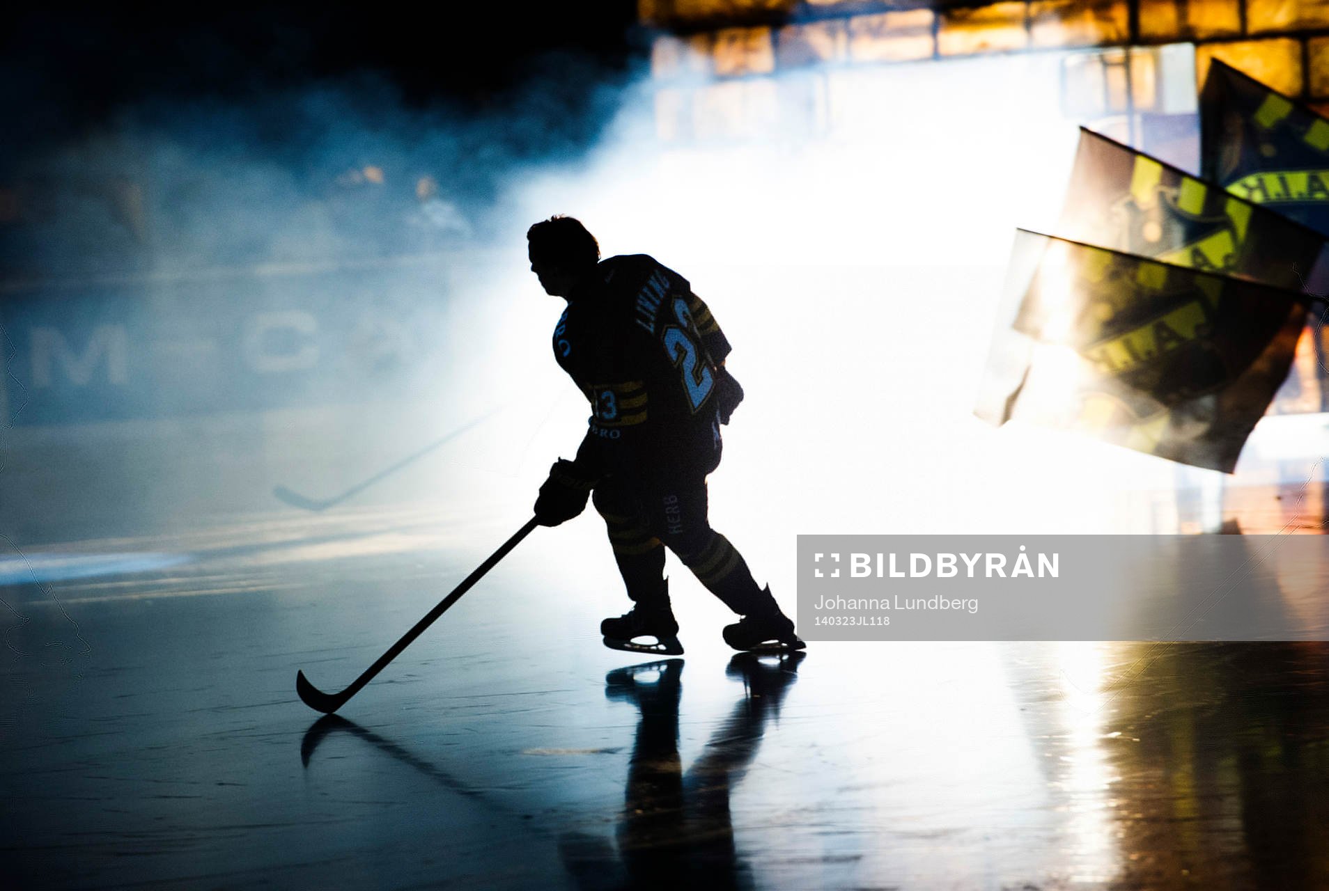 s Jonas Liwing på isen innan ishockeymatchen i kvalserien