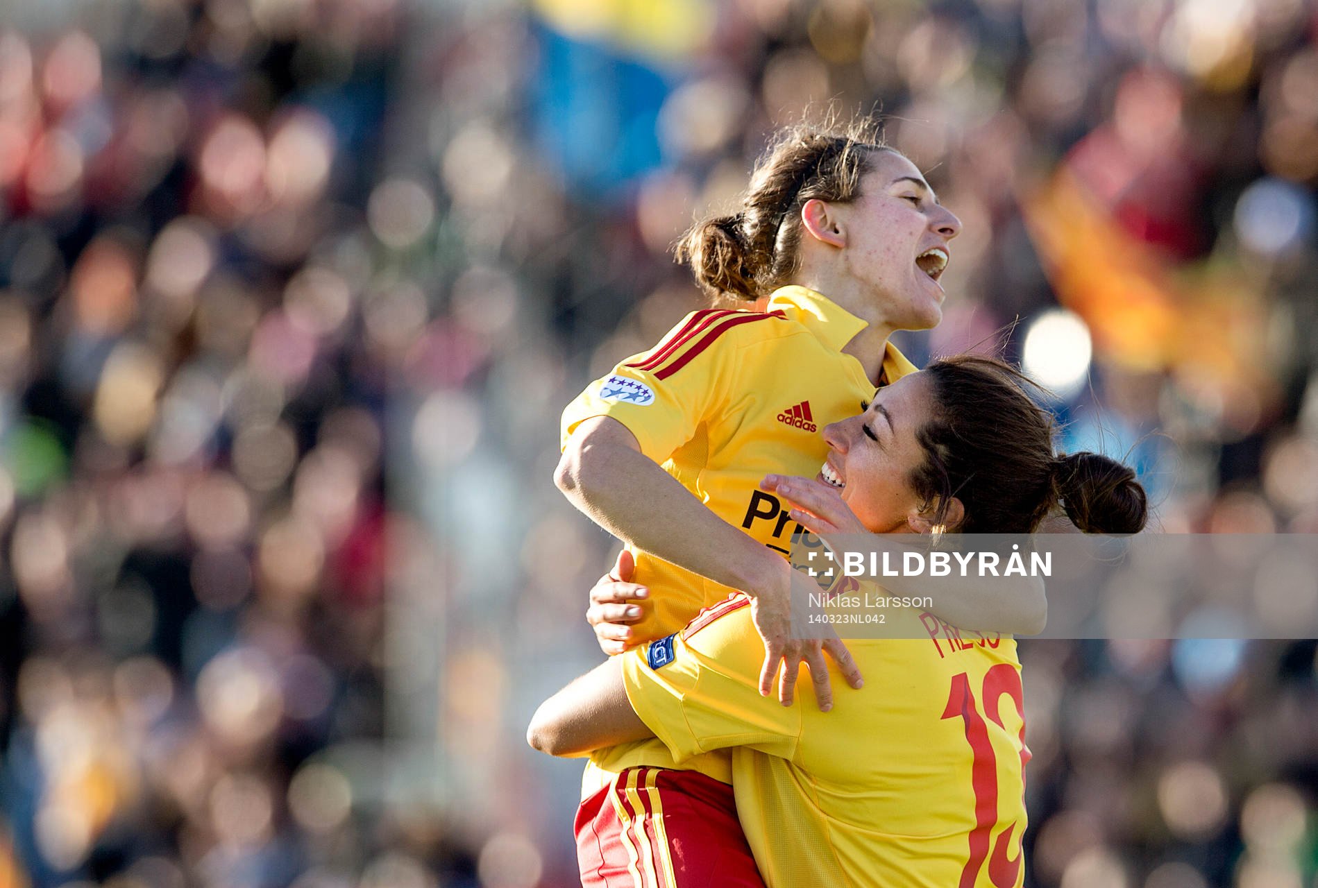 Tyresös Veronica Boquete gratulerar Christen Press under kvartsfinalen av damernas champions league mellan Tyresö och Neulengbach 23 mars 2014 i Stockholm .