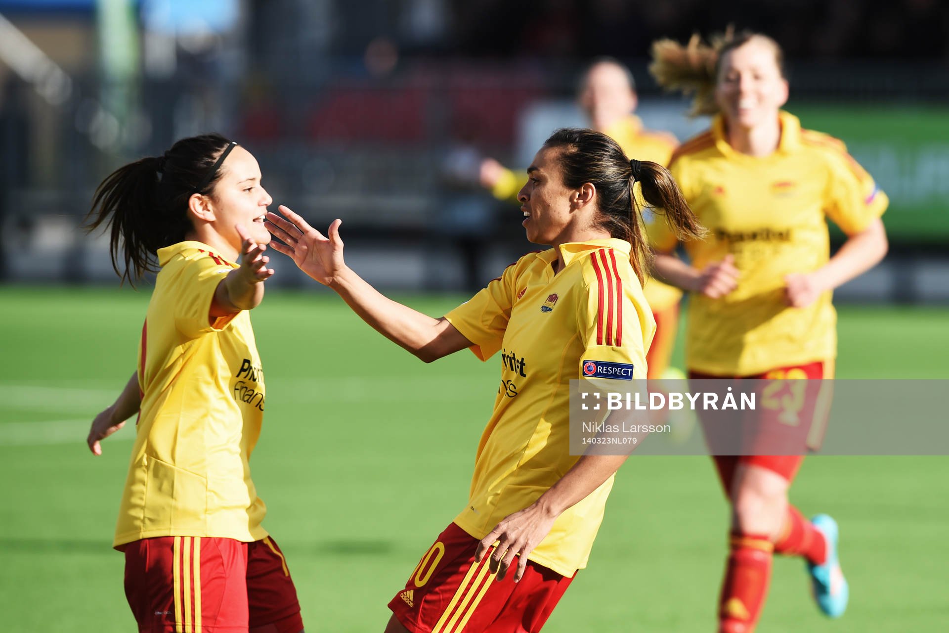 Tyresös Malin Diaz och Marta Viera Da Silva och Linda Sembrant jublar efter 2-0 under kvartsfinalen av damernas champions league mellan Tyresö och Neulengbach 23 mars 2014 i Stockholm.