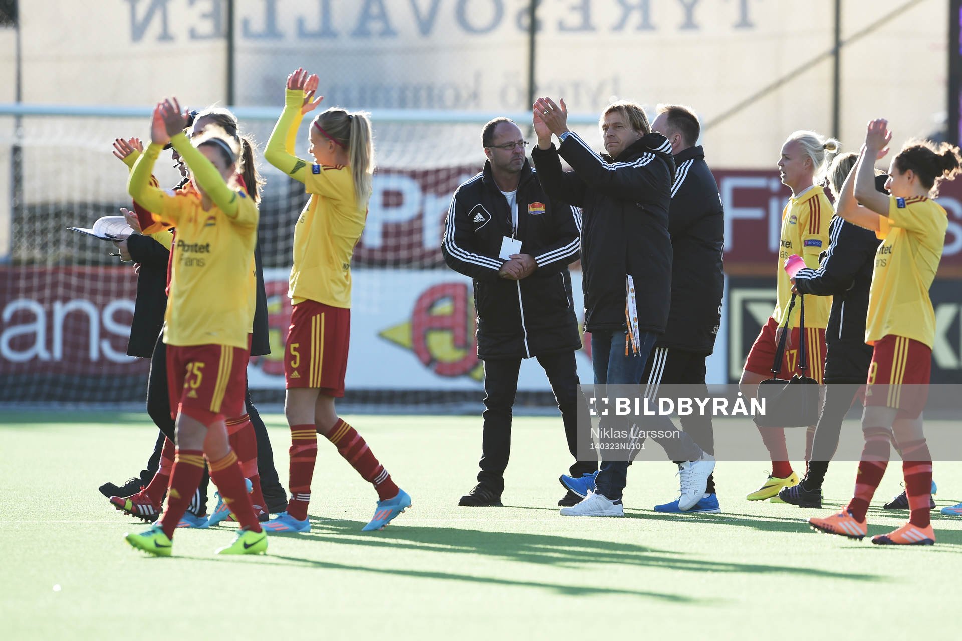 Tyresö med tränaren Tony Gustavsson i spetsen tackar