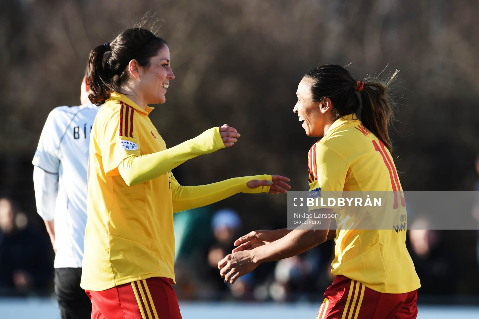 Tyresös Madelaine Edlund och Marta Viera Da Silva jublar