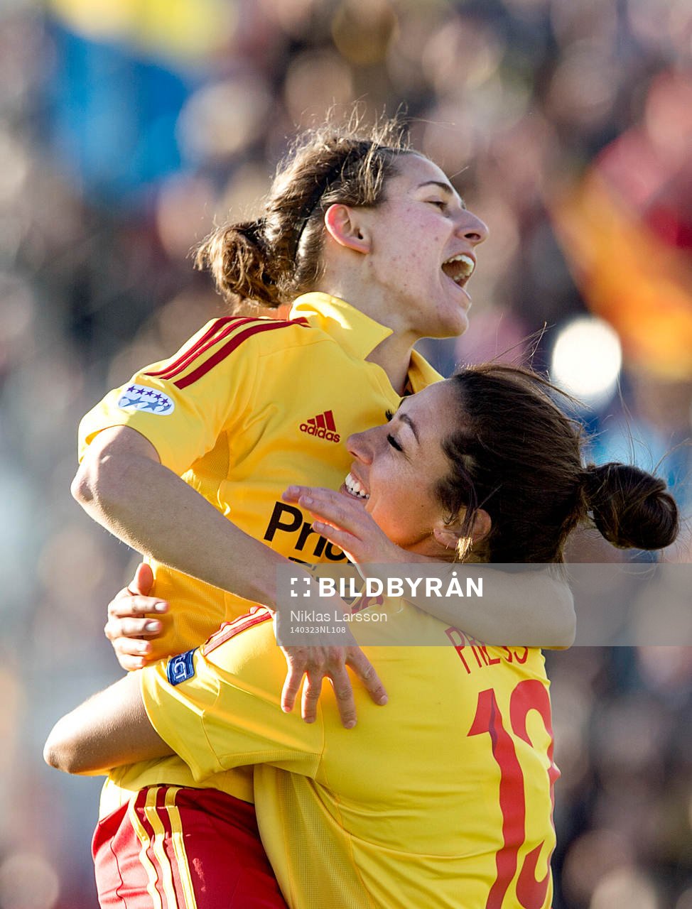 Tyresös Veronica Boquete gratulerar Christen Press under kvartsfinalen av damernas champions league mellan Tyresö och Neulengbach den 23 mars 2014 i Stockholm.
