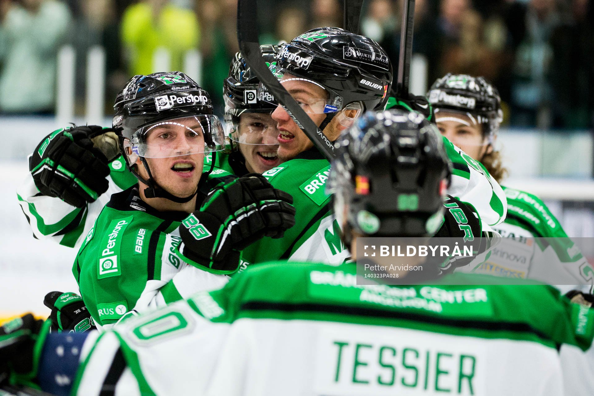 Rögles Erik Thorell (kollar mot kameran) jublar med sina