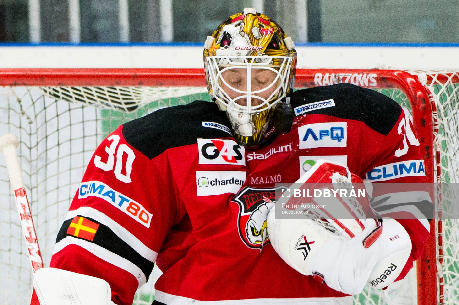 Malmös målvakt Robin Rahm gör en räddning med masken