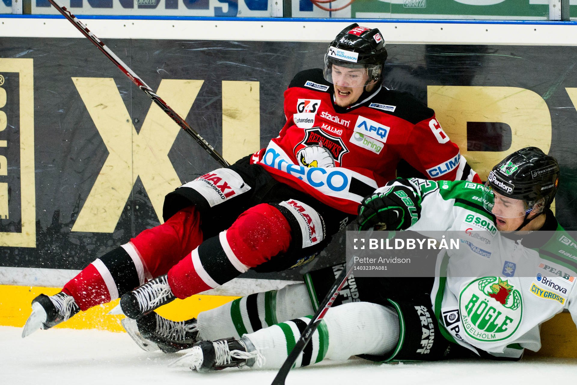 Malmös David Liffiton sitter i knäet på Rögles Daniel