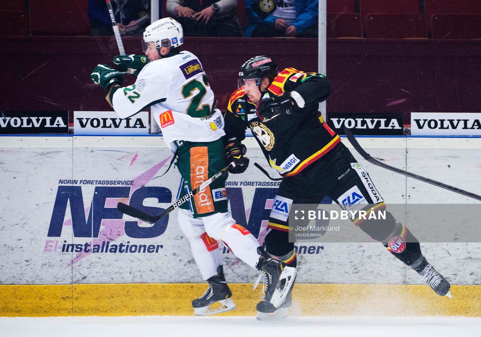 Färjestads Per Åslund blir tacklad av Brynäs Robin