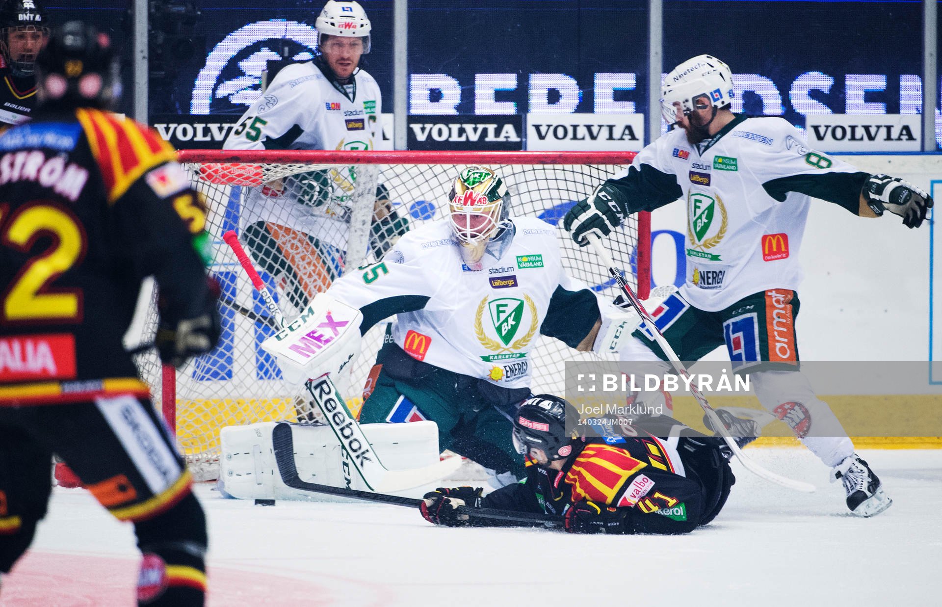 Brynäs Greg Scott oroar framför Färjestads målvakt