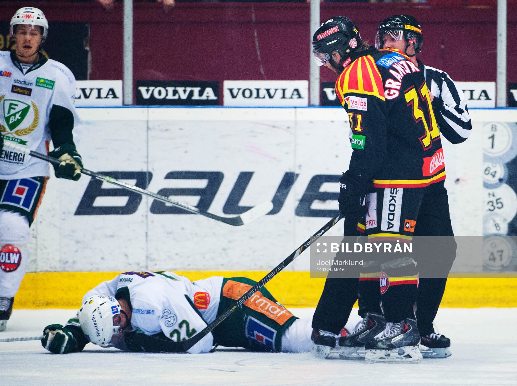 Brynäs Jonathan Granström skäller på Färjestads Per