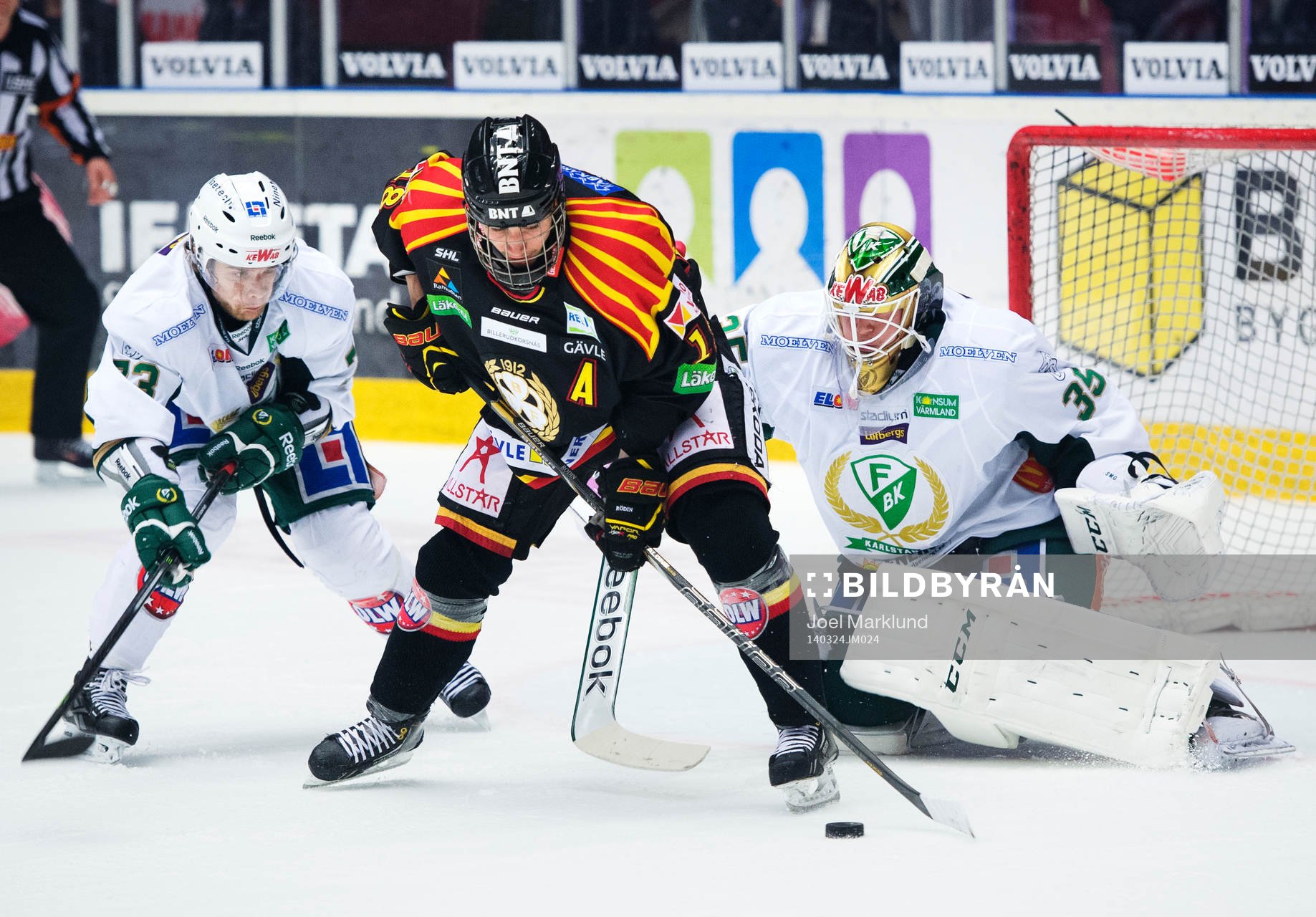 Brynäs Anton Rödin oroar framför Färjestads Anton