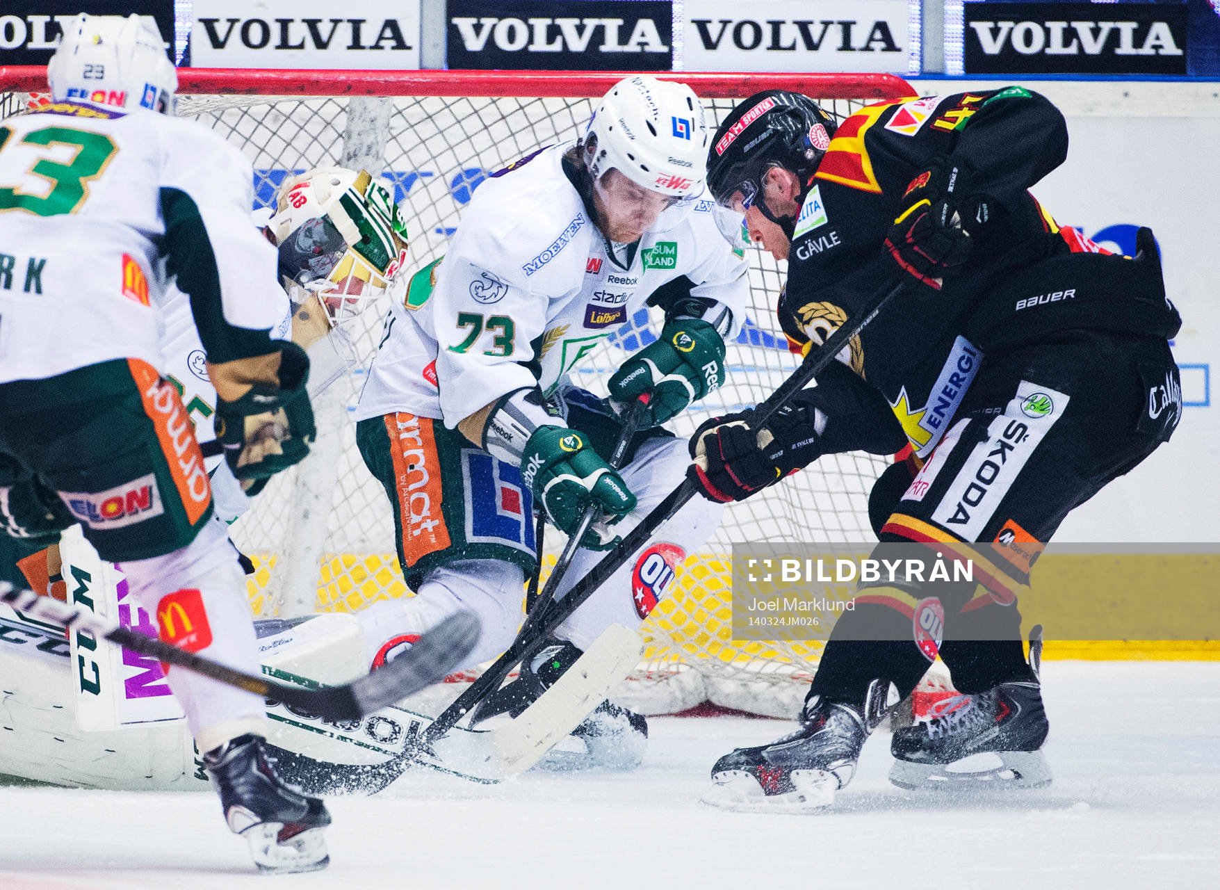 Brynäs Greg Scott trycker in 3-3-pucken bakom Färjestads