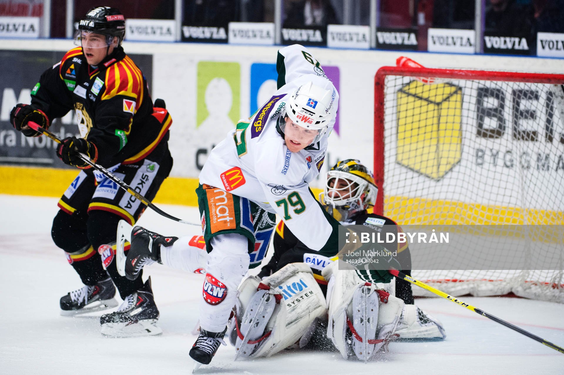 Färjestads Patrik Lundh tacklar Brynäs målvakt Bernhard