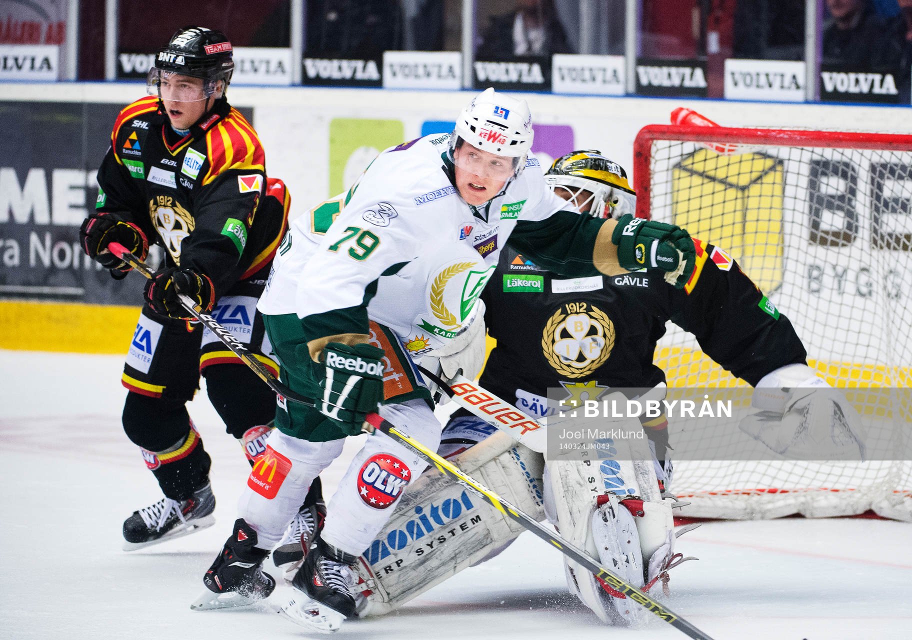 Färjestads Patrik Lundh tacklar Brynäs målvakt Bernhard