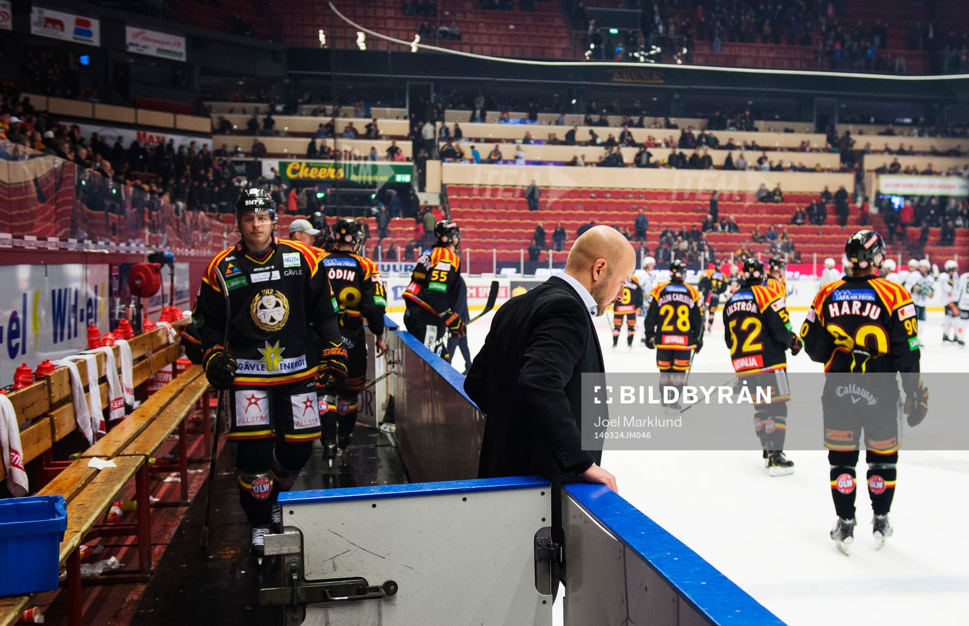Brynäs spelare med tränare Tommy Jonsson lämnar planen