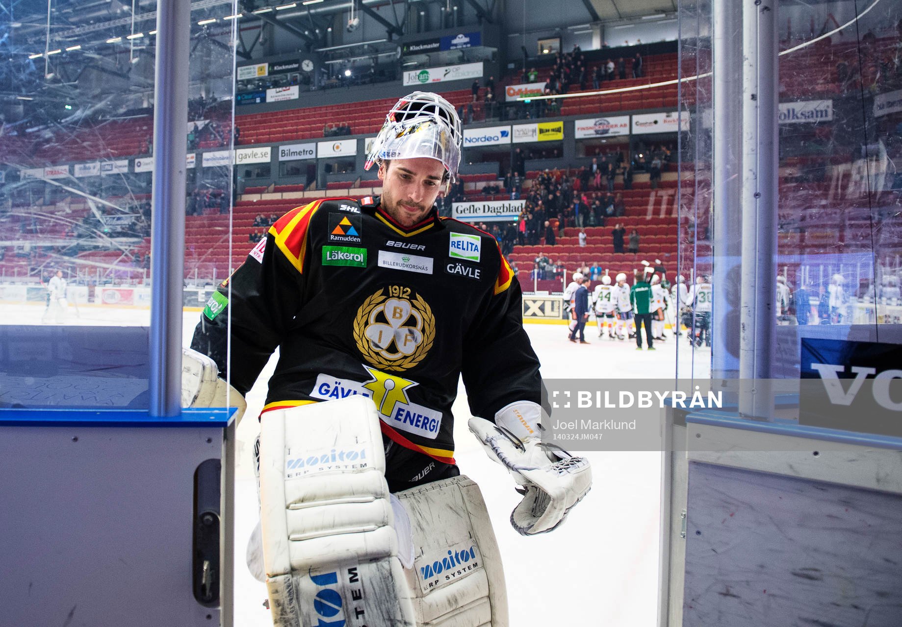 Brynäs målvakt Bernhard Starkbaum lämnar isen deppandes