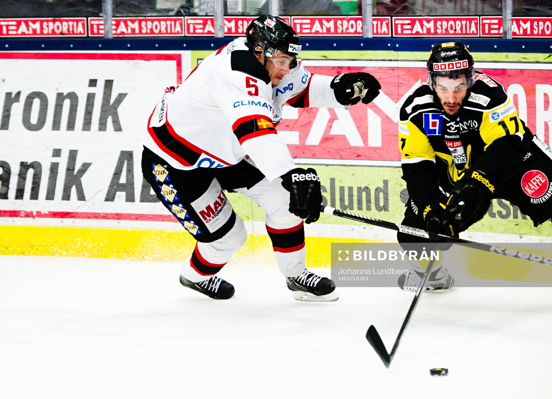 Malmö Redhawks Johan Björk  och Västerås Luca Caputi  i