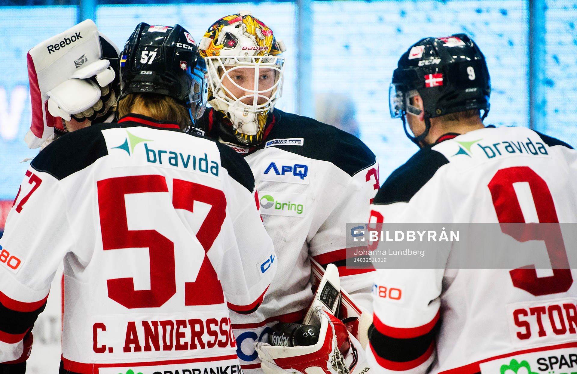 Malmö Redhawks spelare jublar med målvakt Robin Rahm