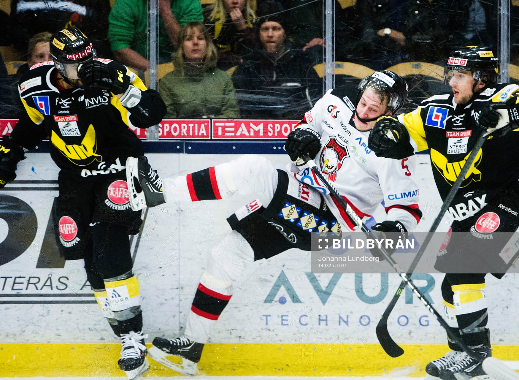 Malmö Redhawks Johan Björk  ramlar emellan Västerås