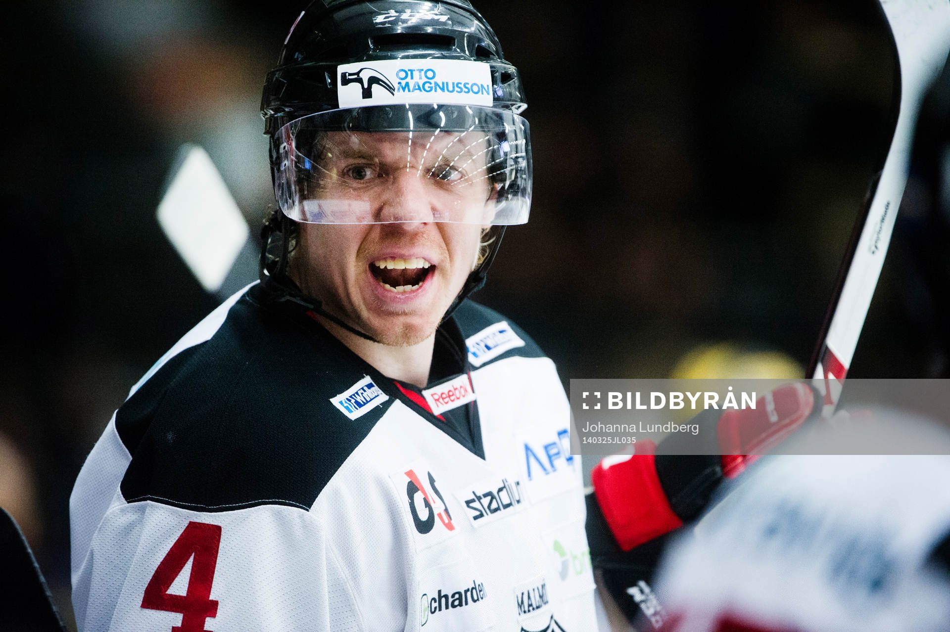 Malmö Redhawks Anton Blomkvist manar på sina lagkamrater