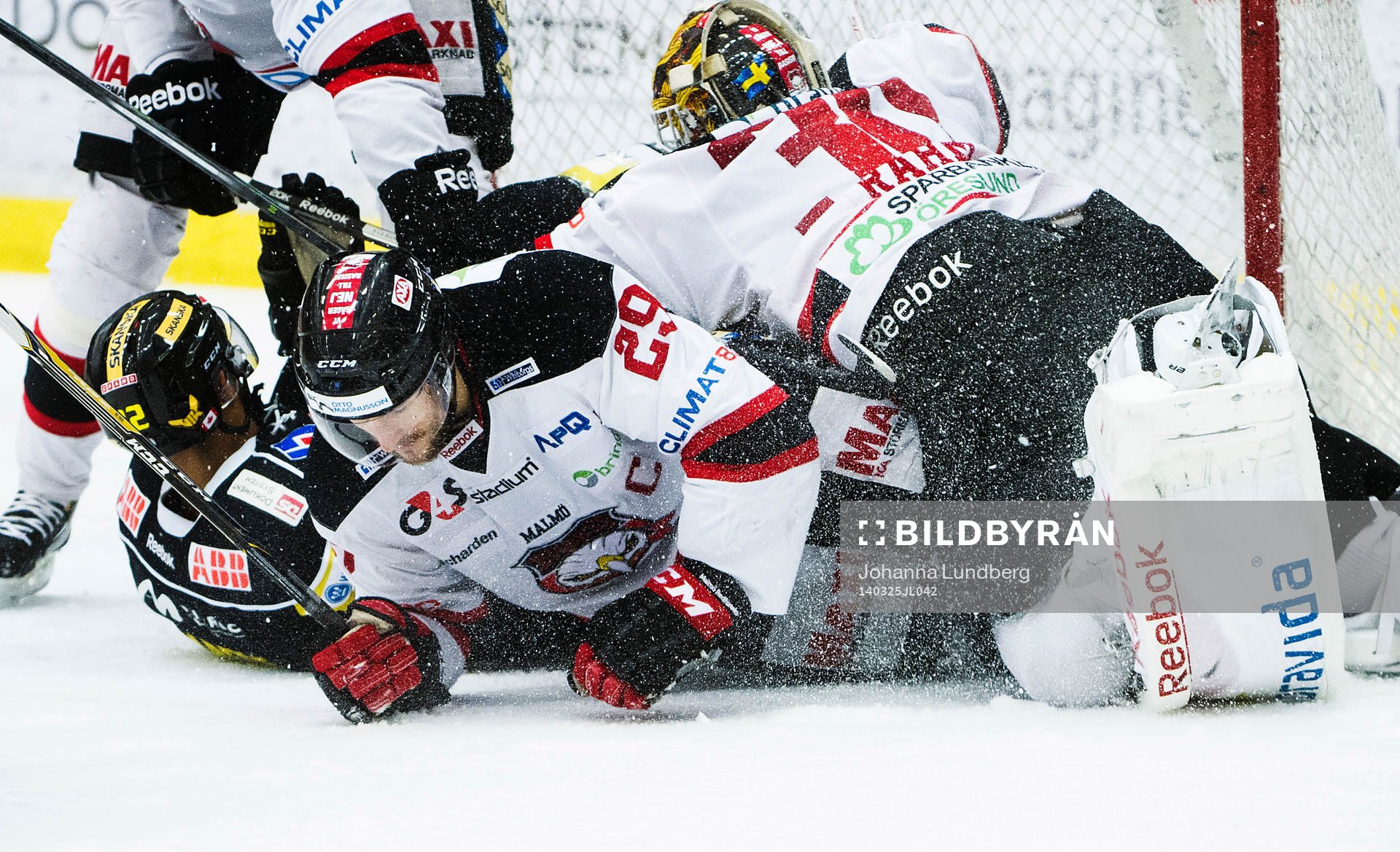 Malmö Redhawks Tomas Kollar hamnar underst i en hög vid