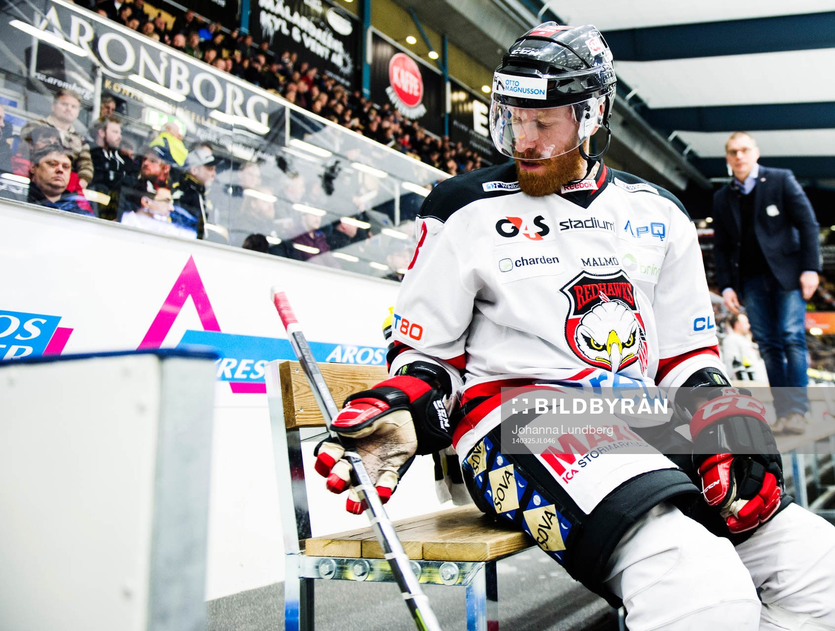 Malmö Redhawks Jens Olsson sitter i båset