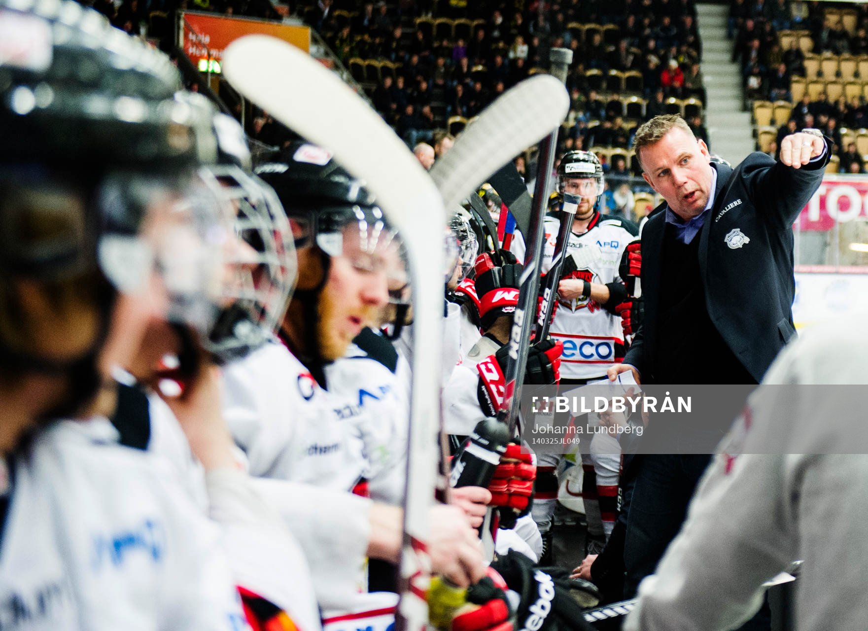 Malmö Redhawks tränare Mats Lusth instruerar sina spelare