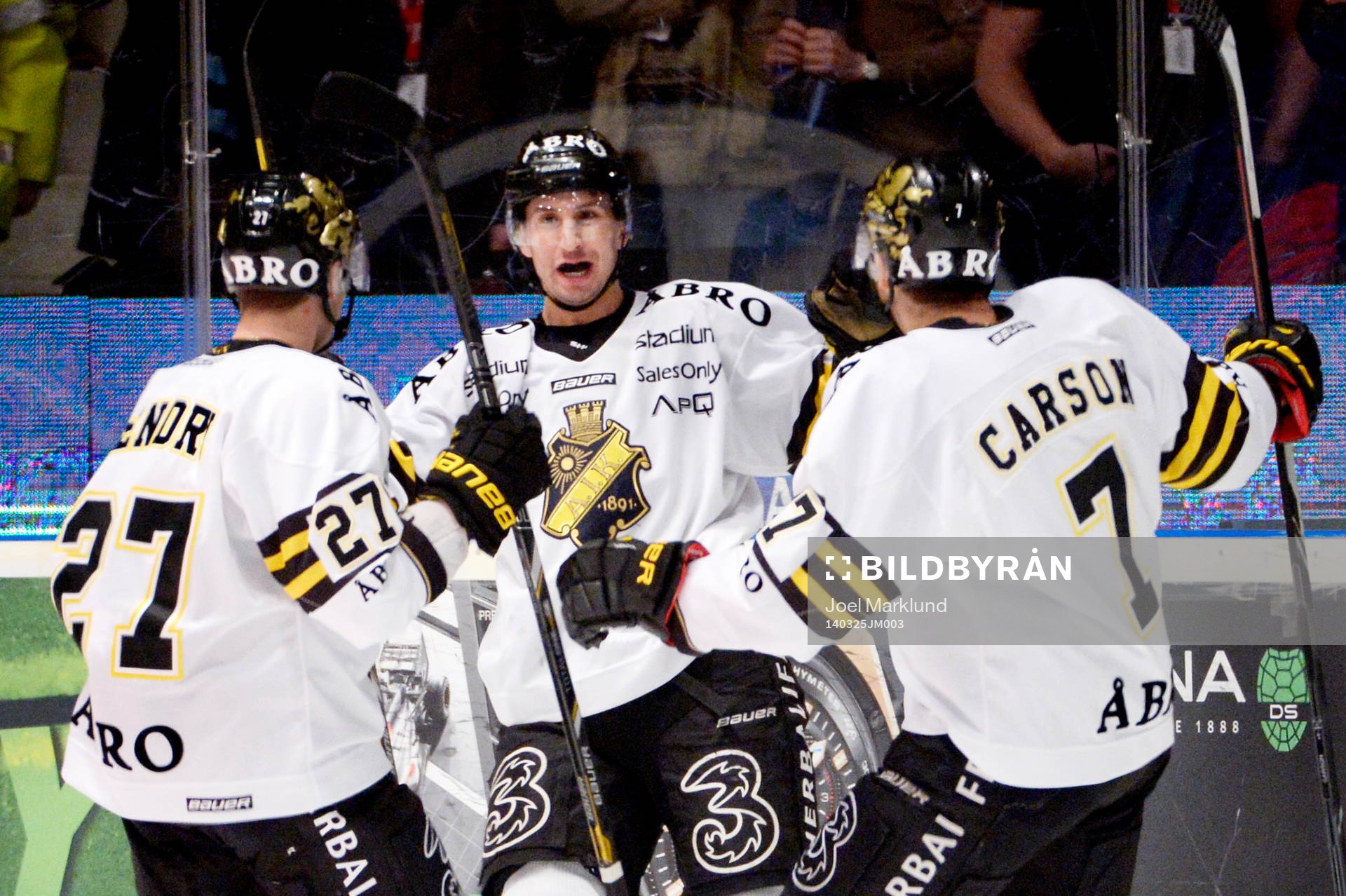 s Jordan Hendry, Mark Hurtubise och Brett Carson jublar