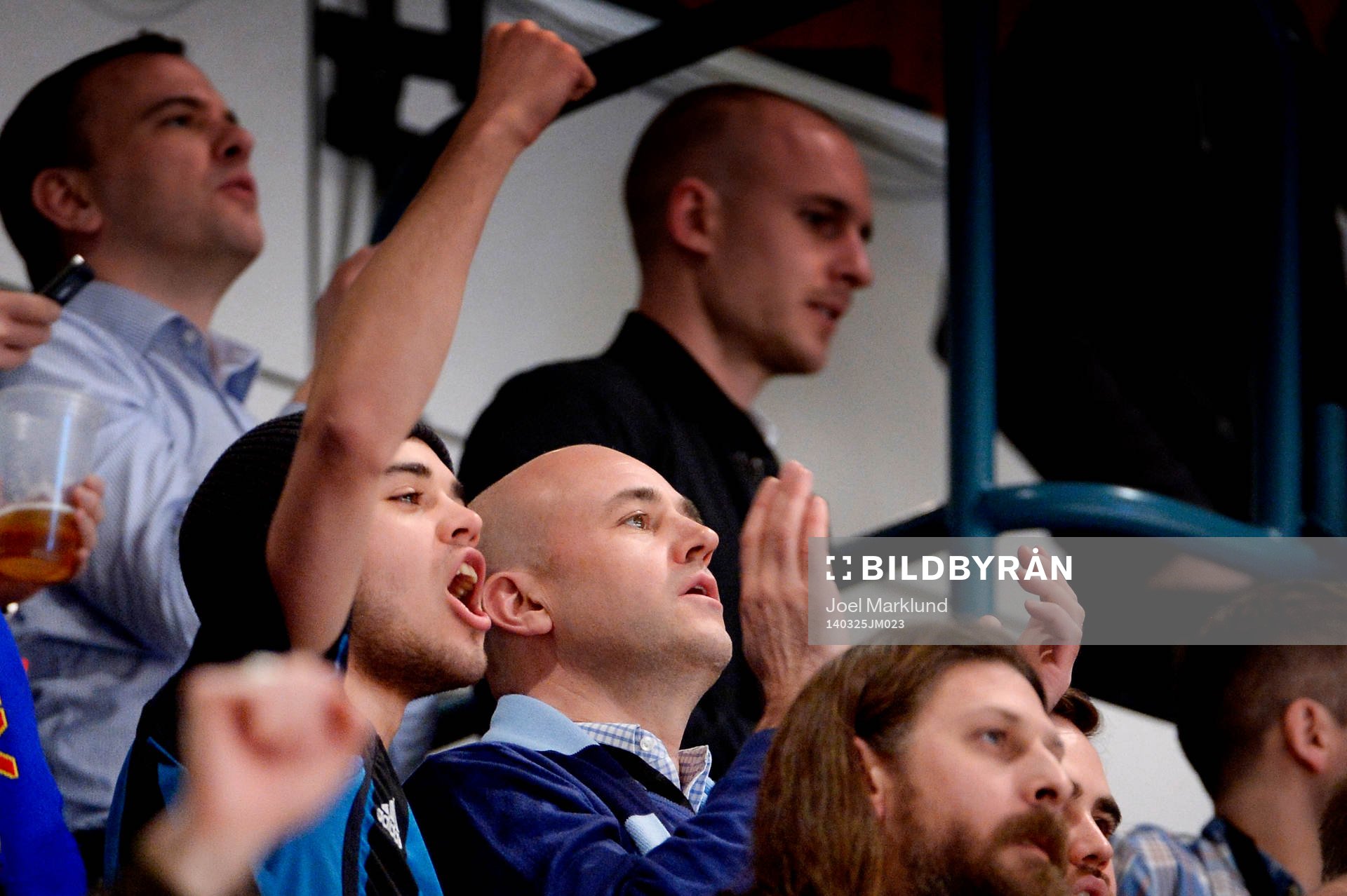 Statsminister Fredrik Reinfeldt applåderar när