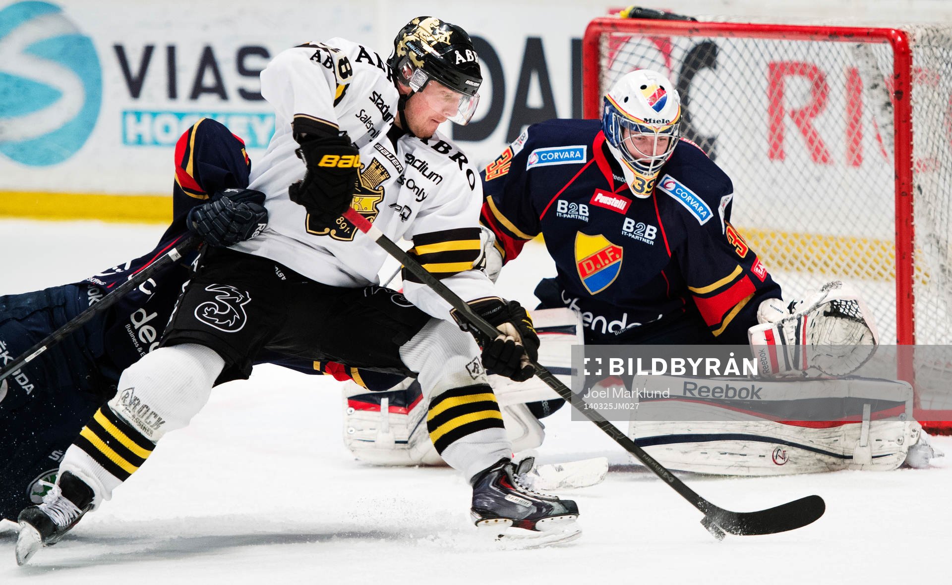 s Victor Ahlström oroar framför Djurgårdens målvakt