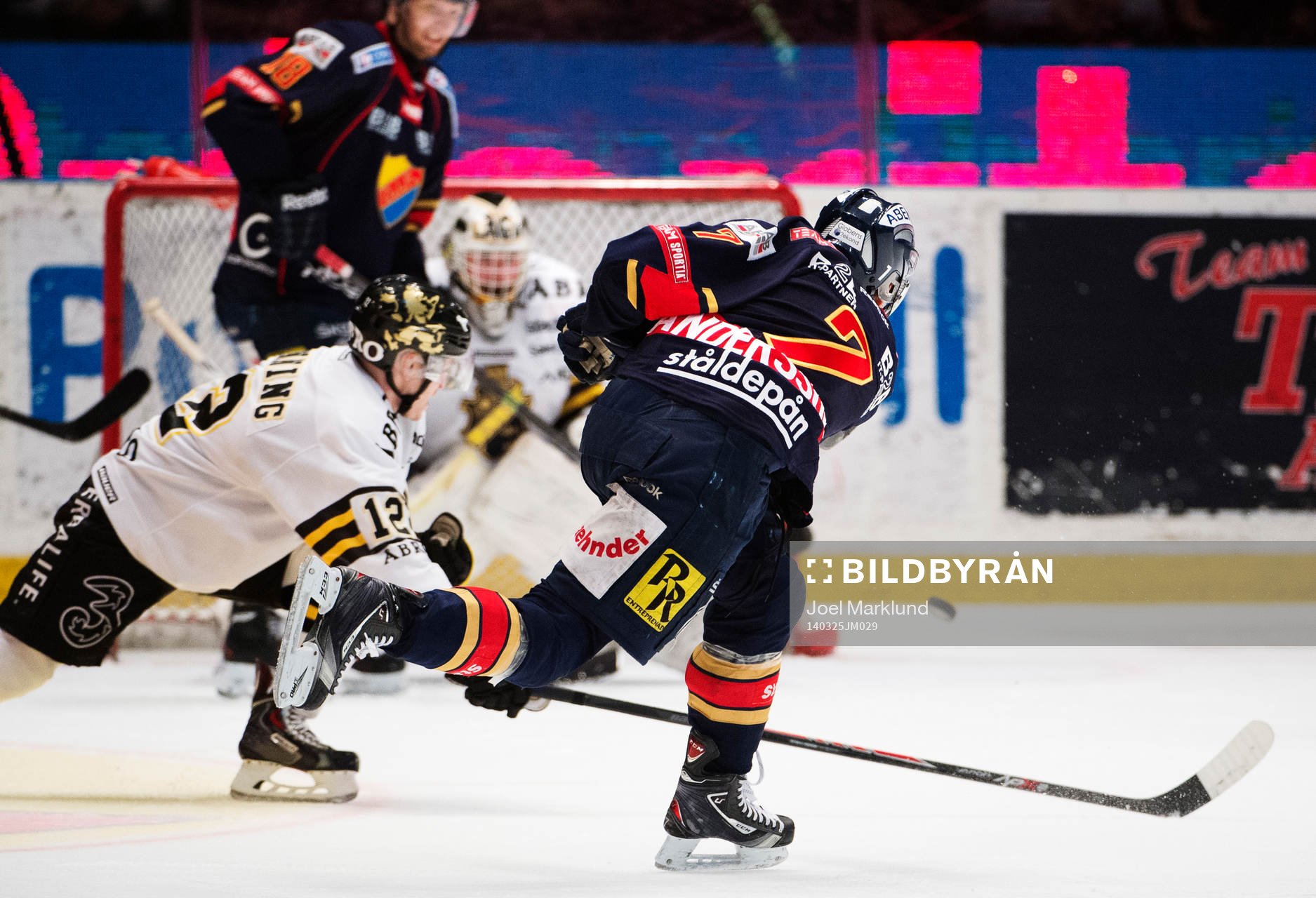 Djurgårdens Nils Andersson skjuter ett skott som går i