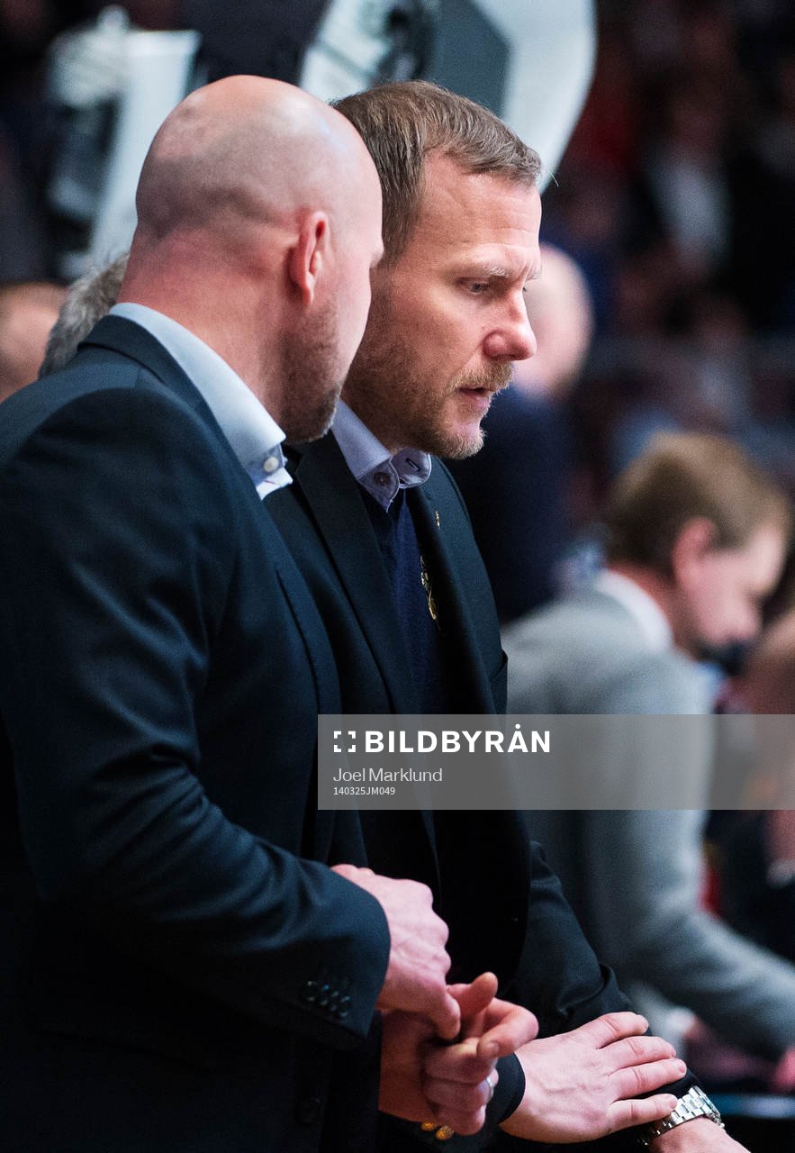 s tränare Mattias Norström i samtal med Mats Lindgren
