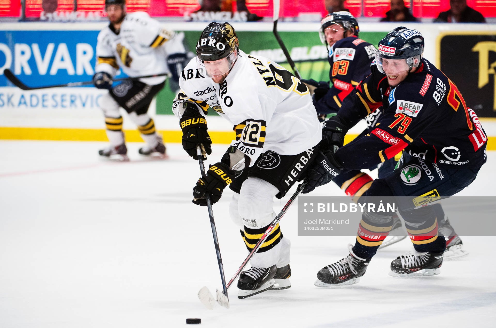 s Michael Nylander utmanas av Djurgårdens Dustin Johner