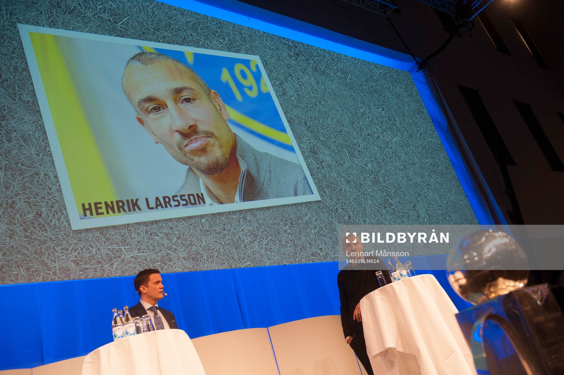 Falkenbergs tränare Henrik Larsson  vid fotbollens