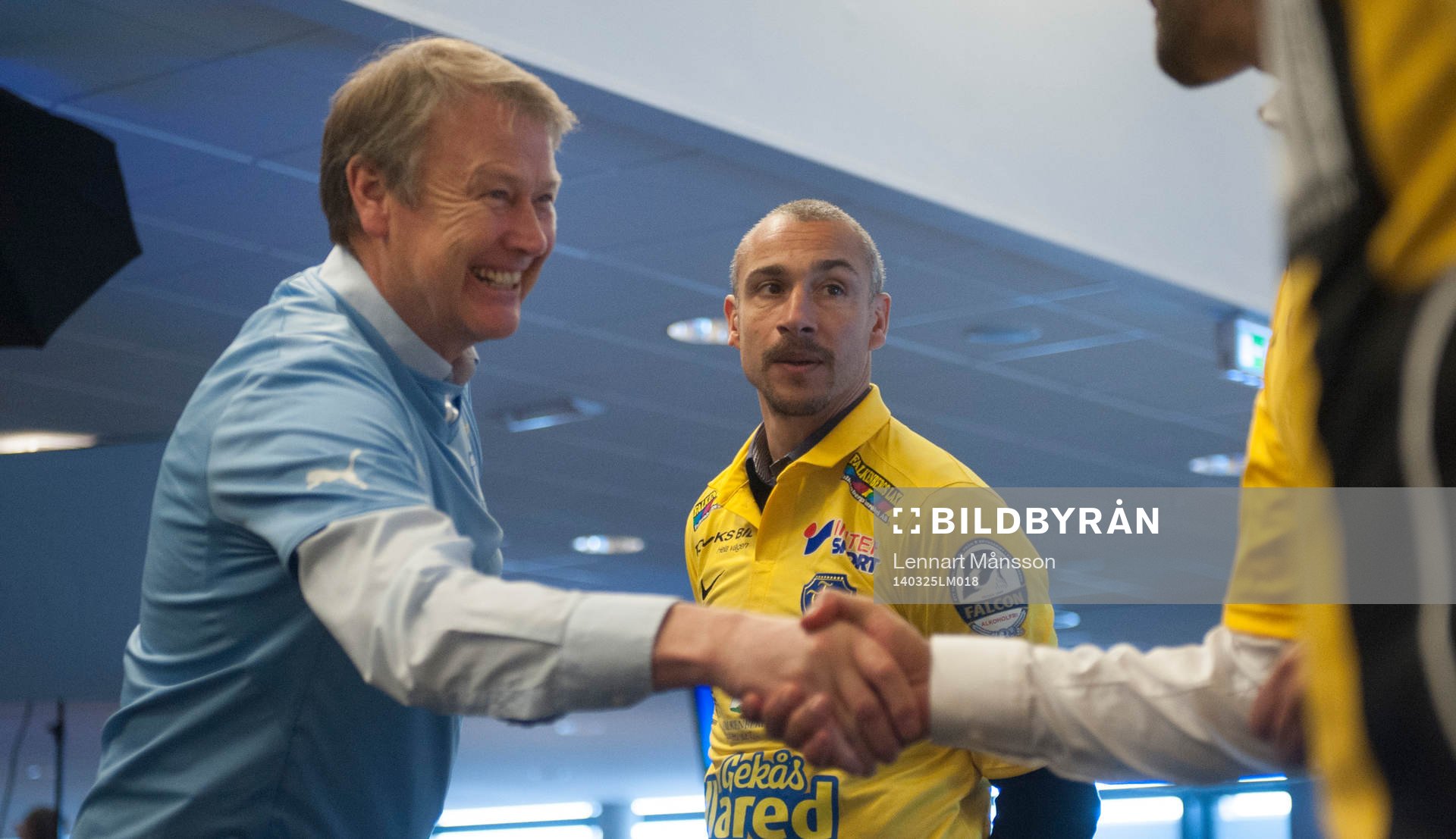 Malmö FF tränare Åge Hareide samtalar med
